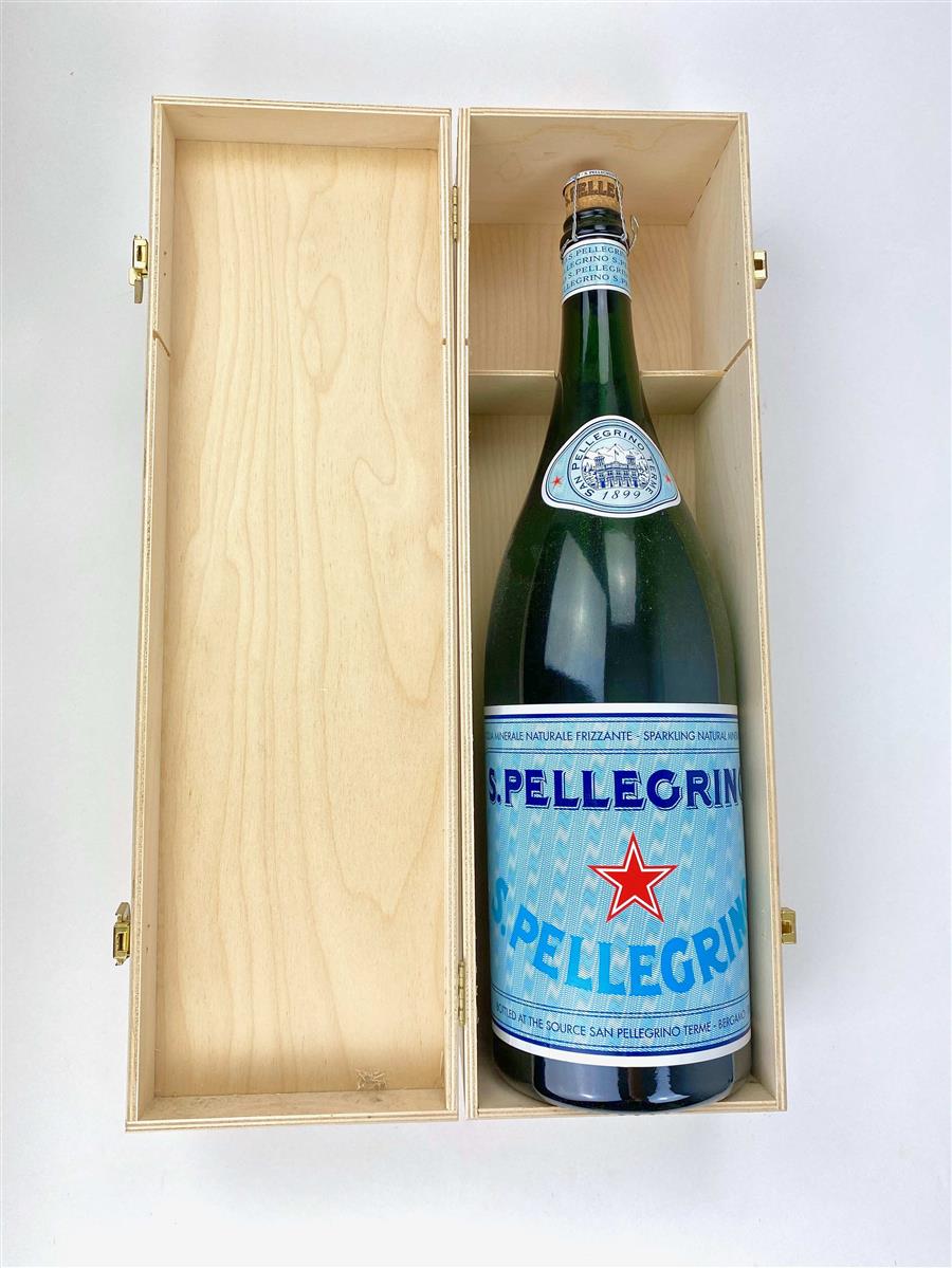 1x butelka pokazowa wody San Pellegrino 3l z drewnianą skrzynką