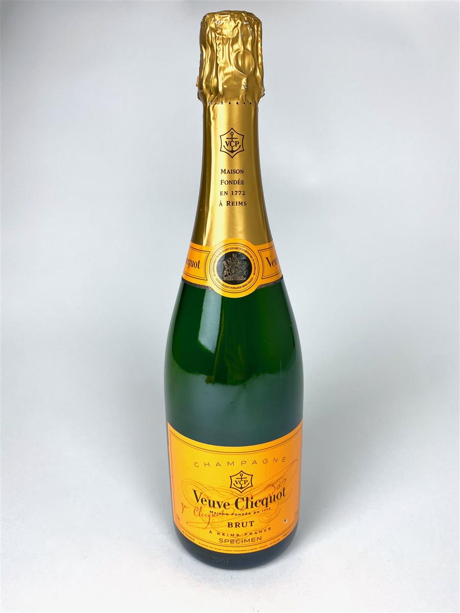 1x butelka pokazowa szampana Veuve Clicquot 0,7l Brut