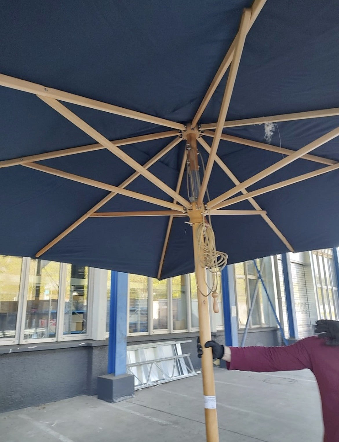Parasol piwny Corona 3,5 x 3,5 m z drewnianym słupkiem – parasol do ogródków piwnych – Widok 2