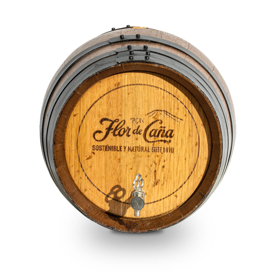 Rum Flor de Cana w drewnianej beczułce z prawdziwego drewna – Widok 4