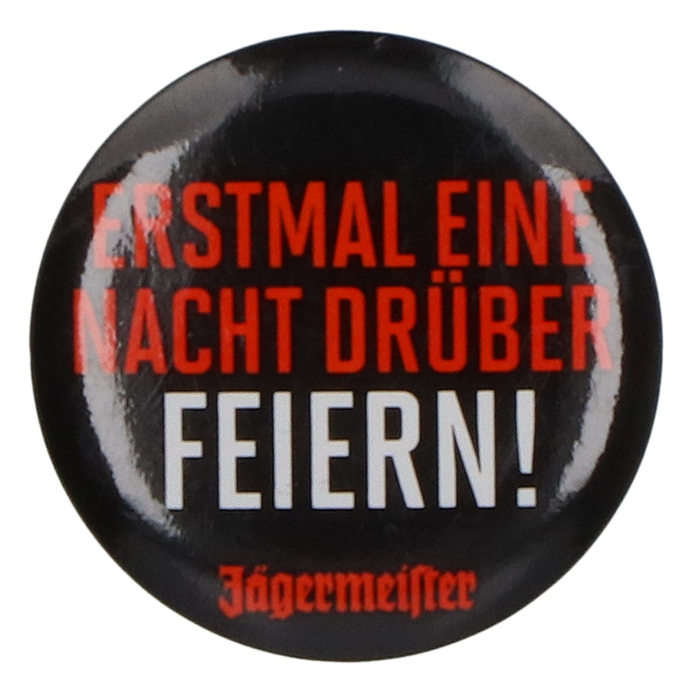 Przypinka z likierem Jägermeister „Najpierw świętujmy przez całą noc”