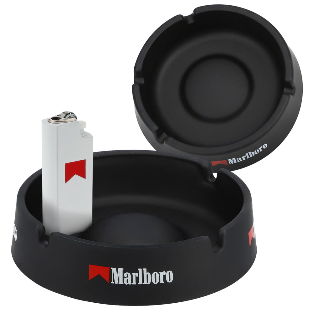Zestaw Marlboro Smoker zawierający 2 szklane popielniczki (dużą i małą) oraz zapalniczkę BIC.