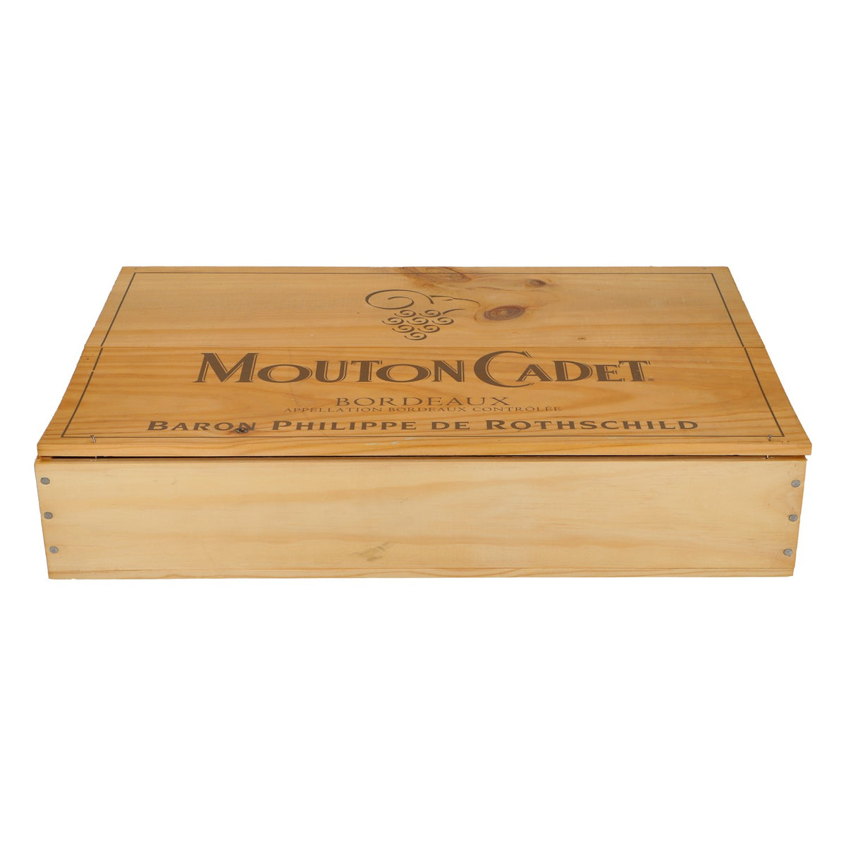 Wino Mouton Cadet w drewnianej skrzynce – dekoracja wnętrz, 32 x 50 x 10 cm – Widok 2