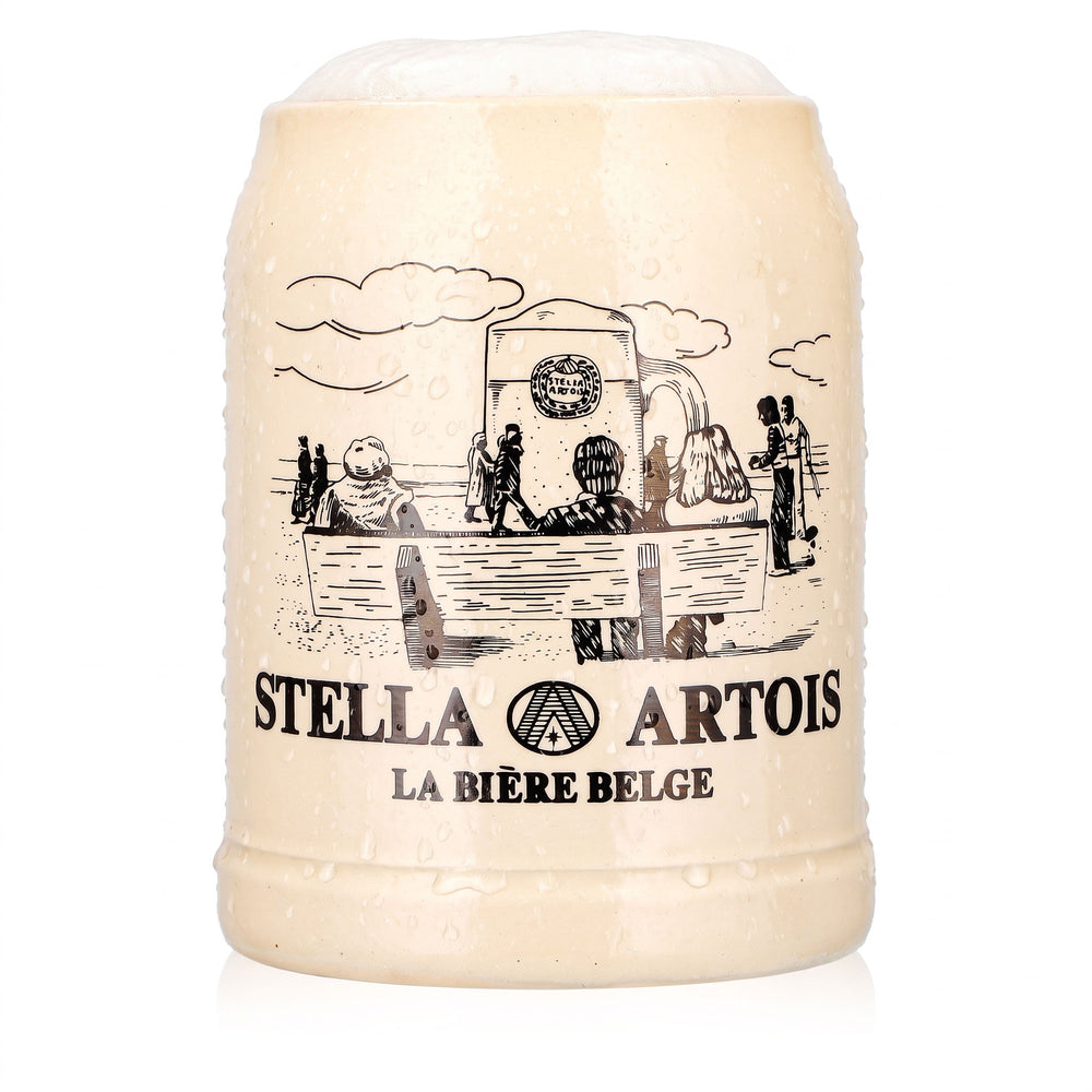 Kufel do piwa Stella Artois, gliniany dzbanek o pojemności 0,5 l, z motywem „La Bière Belge” na ławce