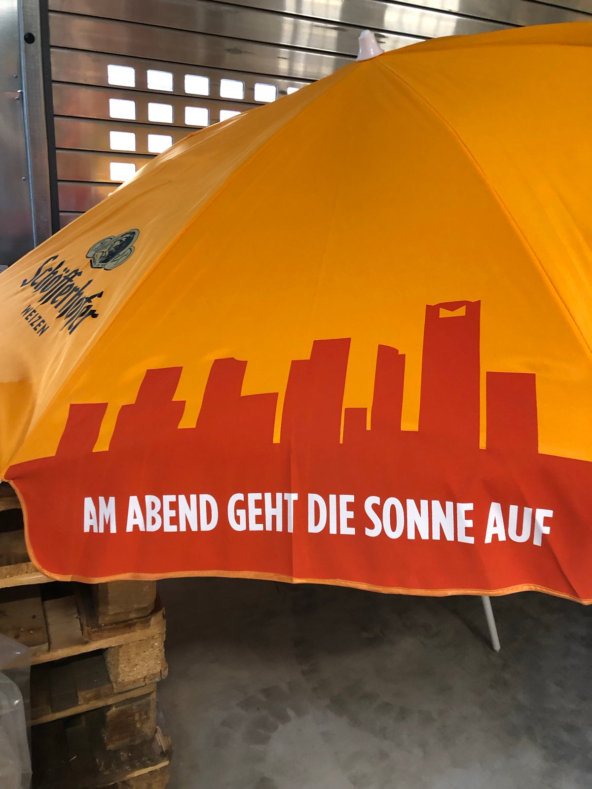 1x Parasol Piwny Schöfferhofer Z Podstawą 2m – Widok 2