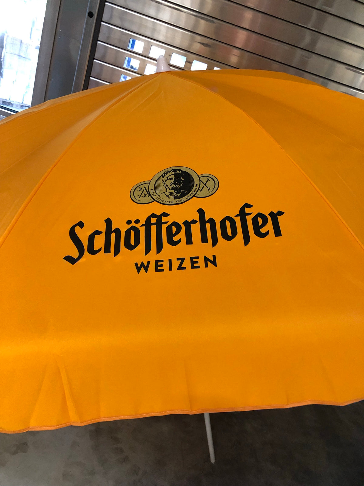 1x Parasol Piwny Schöfferhofer Z Podstawą 2m – Widok 3