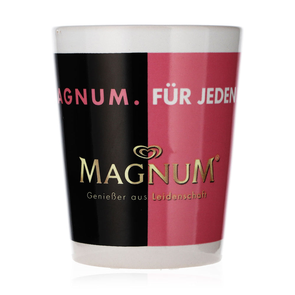 Langnese Eis – szklany kubek do kawy, czarno-różowy, z napisem „Mein Magnum für jeden Moment”