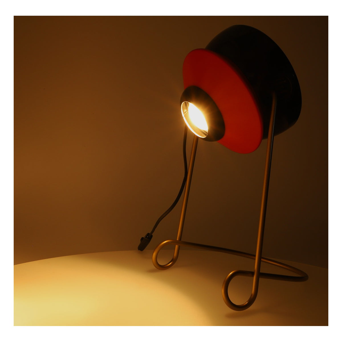 Lampa stołowa Leikeim w kształcie kufla piwa, z klamrą, obrotowa, metalowa podstawa, dekoracja barowa, przedmiot kolekcjonerski – Widok 5