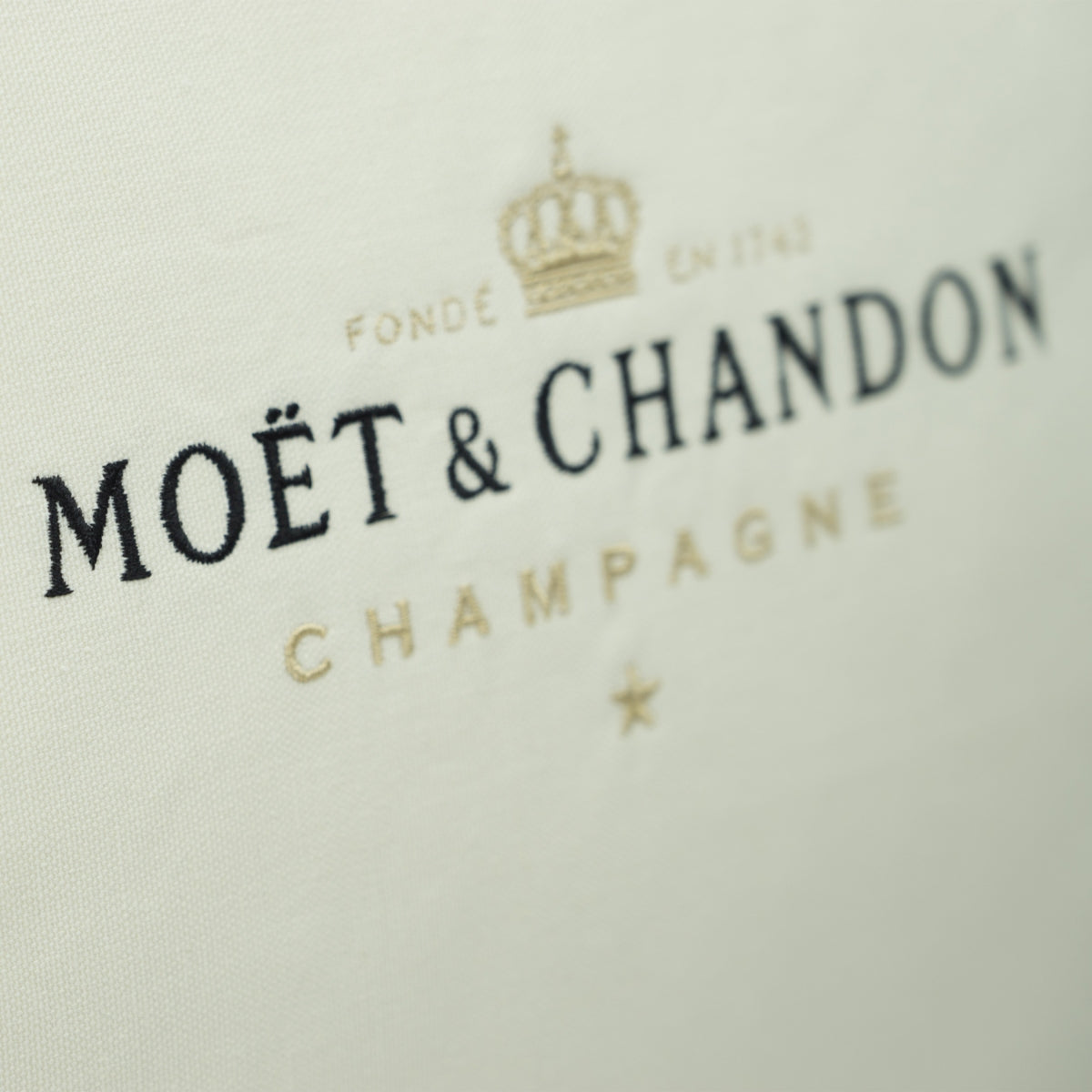 Moet & Chandon Champagne Poduszka 50x50cm Lounge Ice Imperial Sofa beżowo-złota – Widok 4