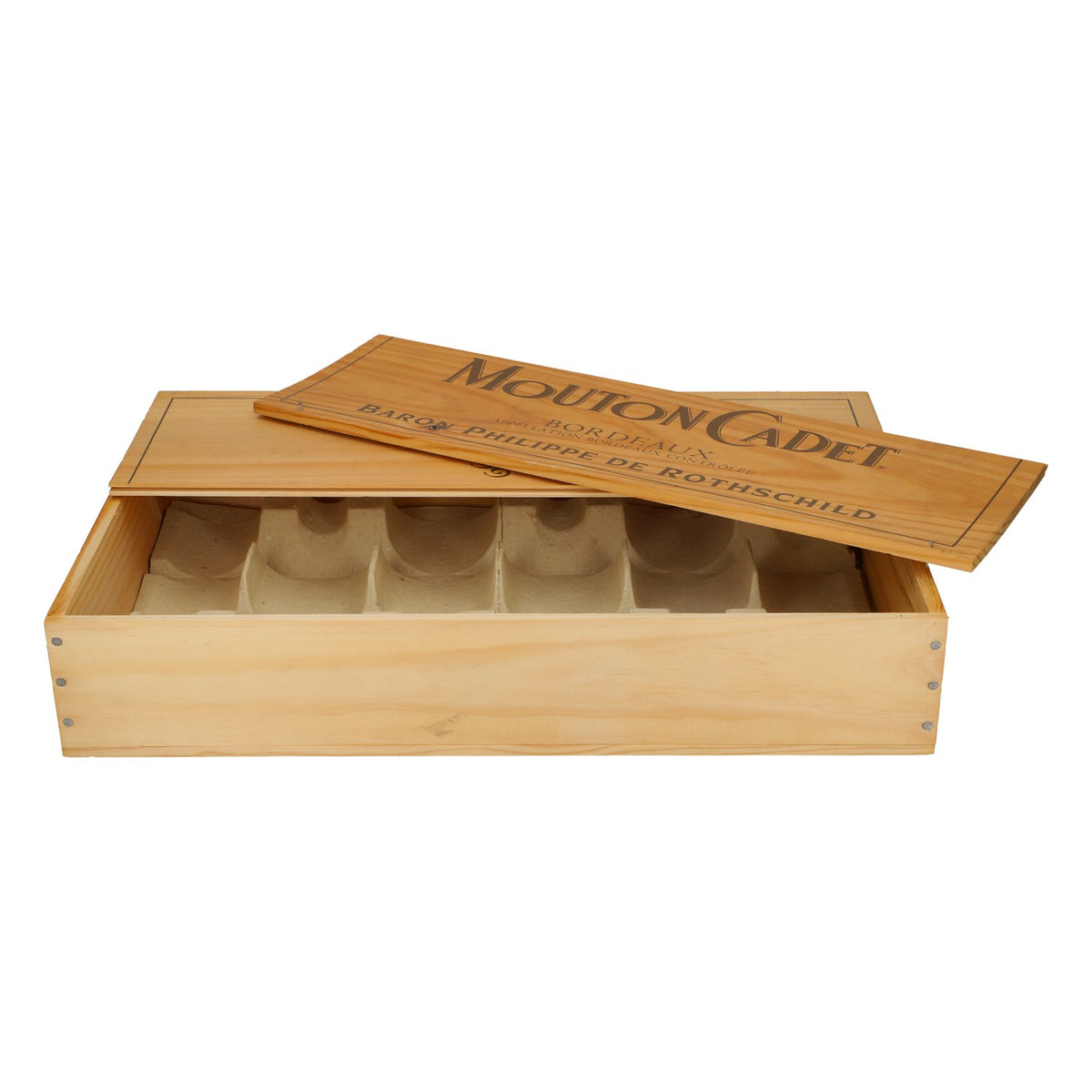 Wino Mouton Cadet w drewnianej skrzynce – dekoracja wnętrz, 32 x 50 x 10 cm – Widok 3